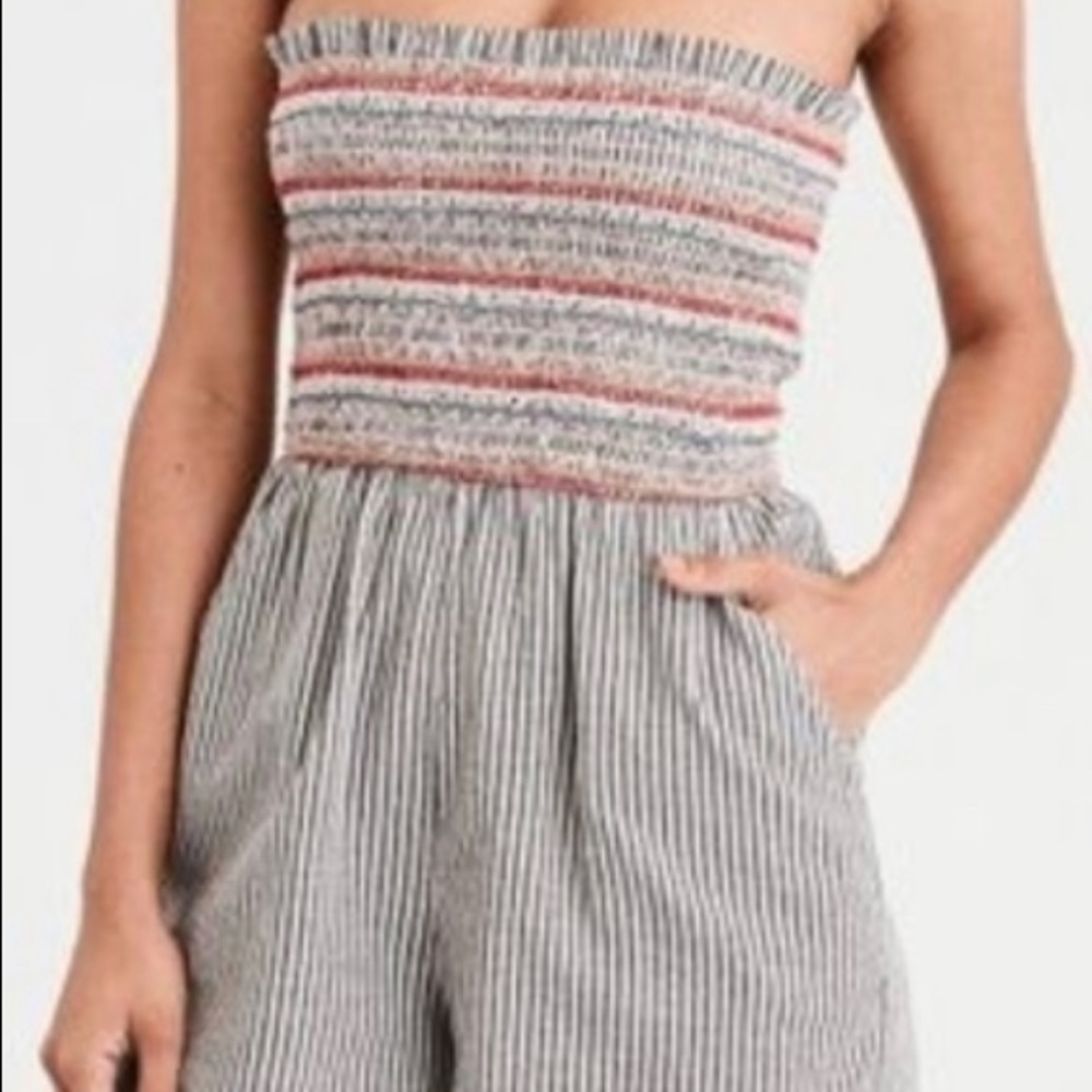 Adorable American Eagle strapless romper with pockets!!